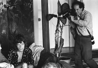 Ken Regan, Mick Jagger and Robert Frank at Michael Butlers House in L.A., 1972. Courtesy of Ken Regan/Camera 5